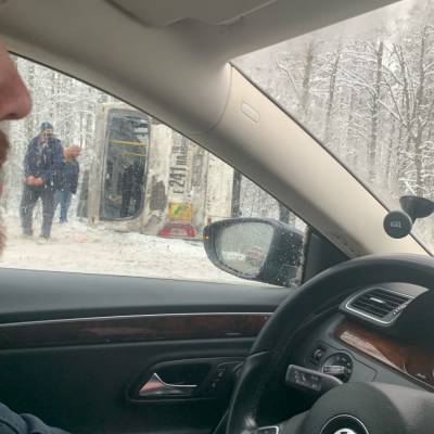 На Приморском шоссе автобус с пассажирами съехал в кювет и перевернулся, есть погибший