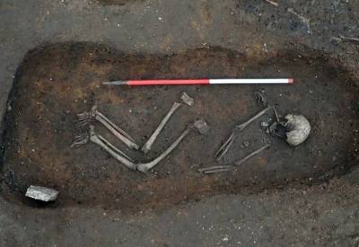 Археологи обнаружили в Британии загадочное захоронение, которому 1,5 тыс. лет