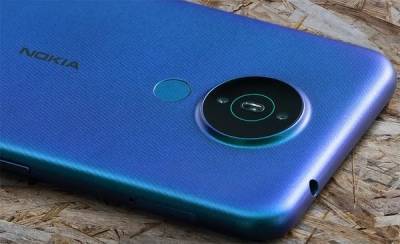 Nokia выпустила уникальный смартфон с большим экраном и солидной батареей за копейки. Видео