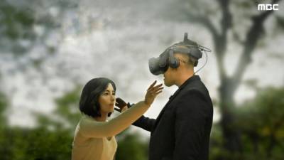 В Южной Корее мужчина встретился с умершей женой благодаря VR: трогательное видео