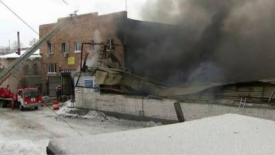 В Красноярске, где горел склад автозапчастей, на пожаре погибли четверо