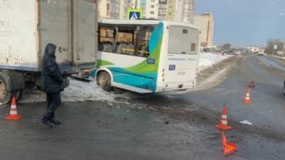 Пассажирский автобус с Омске столкнулся с грузовиком