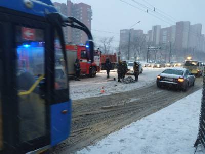 В Петербурге пожарная машина, едущая на вызов, сбила пожилую женщину