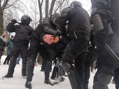 Суд арестовал на два месяца петербуржца, который толкнул полицейского на акции