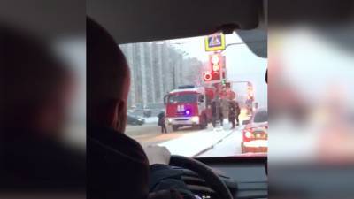 Пожарные сбили пожилую женщину в Петербурге. Видео