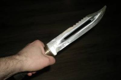Угрожал ножом за шоколадку: в Житомире мужчина ограбил магазин