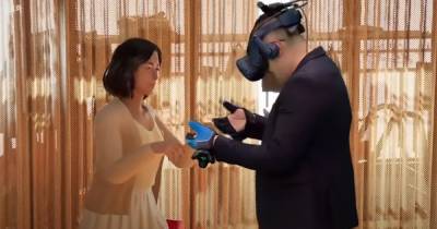 Не сдержал слез: житель Южной Кореи встретился с копией умершей жены в виртуальной реальности (видео)