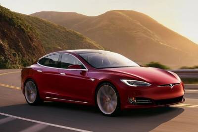 Tesla отзывает в США более 100 тысяч электромобилей