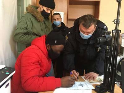 Находчивый африканец «нарисовал» себе вид на жительство в Украине
