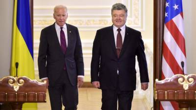 Украинский суд срочно закрыл дела против Байдена и Порошенко