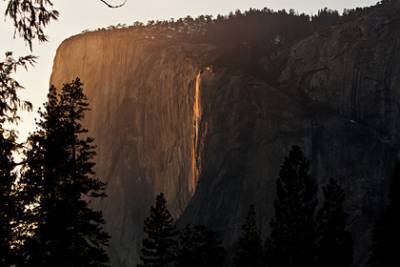 Туристам раскрыли способ увидеть необычный «огненный» водопад в феврале