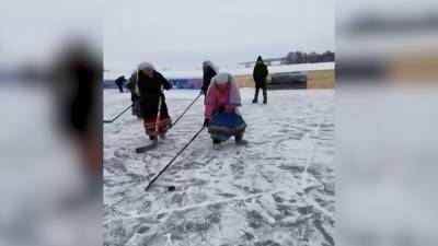 Бабушки в Башкирии вышли на лед в традиционных костюмах.