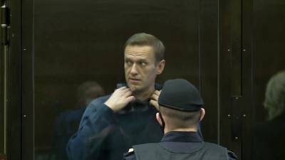 60 минут. На заседании суда Навальный вел себя вызывающе и по-хамски