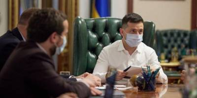 Зеленский встретился с руководителями ведущих украинских каналов и заверил, что их не будут закрывать