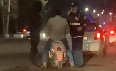 В Ташкенте пьяный водитель на скутере пытался сбежать от инспекторов. Им пришлось применить физическую силу