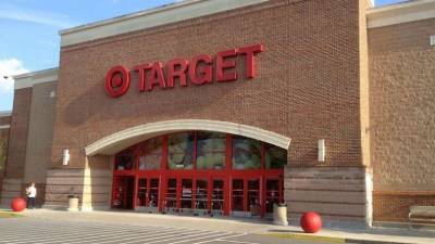 Десятки клиентов Target бросились в укрытие из-за выстрелов, которые оказались фейерверками
