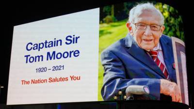 В Великобритании почтили память ветерана Тома Мура, собравшего миллионы фунтов для медиков