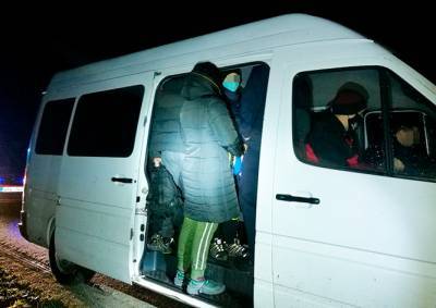 В Чехии полиция остановила фургон, битком набитый иностранцами
