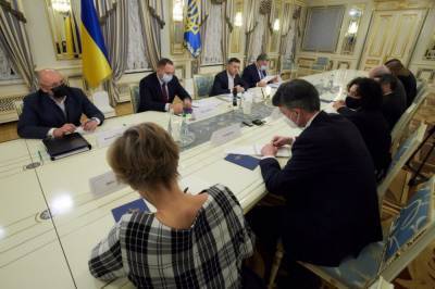 Зеленский обсудил с послами ЕС и G7 санкции против Козака и его каналов