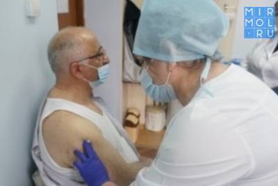 Главный внештатный пульмонолог Минздрава РД Кубатай Масуев сделал прививку от коронавируса