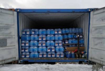 Около 30 тысяч литров нелегальной "омывайки" изъяли в Петербурге