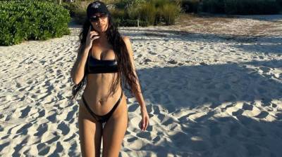 В черном бикини: соблазнительная Кортни Кардашьян прогулялась по пляжу – жаркие фото