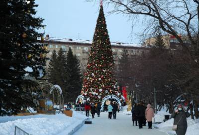 В Новосибирске затянулся демонтаж главной новогодней елки