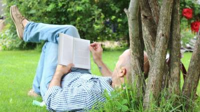 Чтение на открытом воздухе помогает работе мозга — ученые