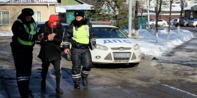 В Приморском крае России пьяный мужчина угнал автобус и попал в ДТП, убегая от погони - видео - ТЕЛЕГРАФ