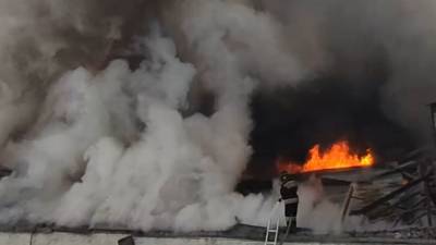 Тела пожарных обнаружили на сгоревшем складе в Красноярске