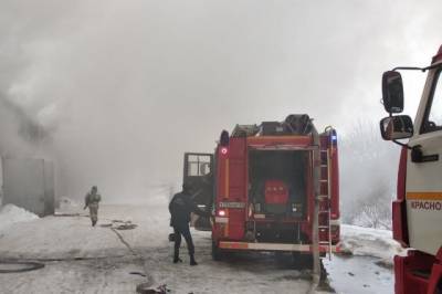 В Красноярске нашли тела пожарных, погибших на горящем складе