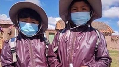 Ученики школы в Боливии отправились на занятия в костюмах биозащиты
