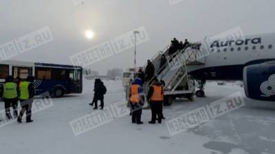 Видео с места аварийной посадки самолета из Хабаровска в Южно-Сахалинске