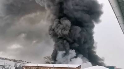 МЧС: открытое горение на складе автозапчастей в Красноярске ликвидировано