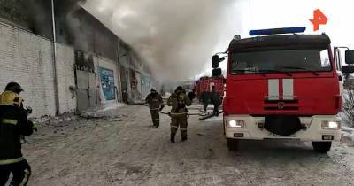 Пожарные потушили огонь на горящем складе в Красноярске
