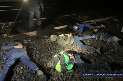 Сливали тоннами: Закарпатских железнодорожников задержали на систематическом хищении топлива