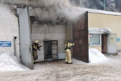 Пожарные ликвидировали открытое горение на складе в Красноярске