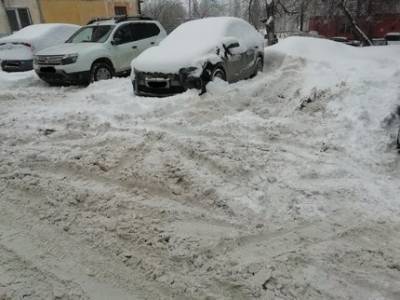 Жители Уфы просят власти ускориться с уборкой снега во дворах после сильных снегопадов