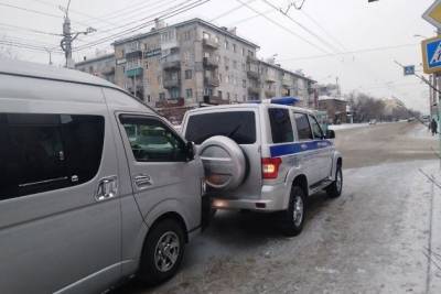 Машина полиции в центре Читы столкнулась с минивэном
