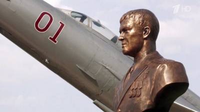 В Сирии на авиабазе Хмеймим открыли памятник военному летчику Роману Филипову