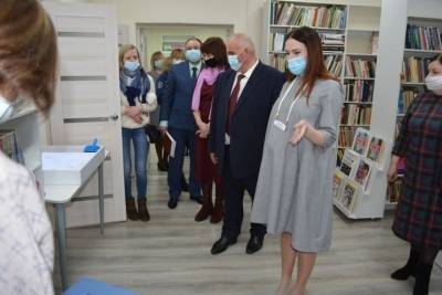 Сергей Ситников посетил первую в Костромской области модельную библиотеку