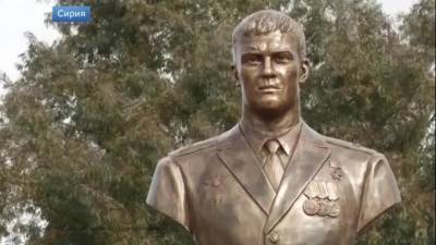 Памятник погибшему в Сирии летчику Роману Филипову открыли на российской авиабазе Хмеймим