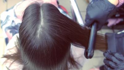 Женщина в Петах-Тикве после посещения парикмахерской начала лысеть