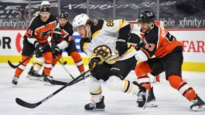 «Бостон» обыграл «Филадельфию» в НХЛ, Пастрняк оформил хет-трик