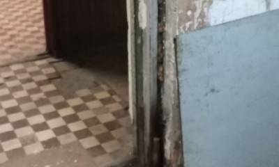 В общежитии Петрозаводска чуть не убило ребенка железной дверью