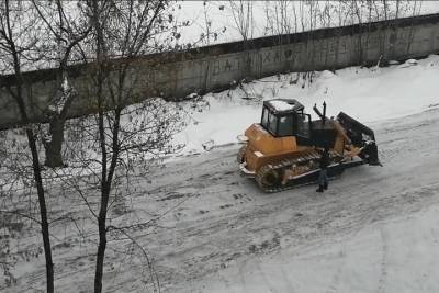 В Тверской области удаляют наледь с дороги, по которой объезжают разрушающуюся фабрику