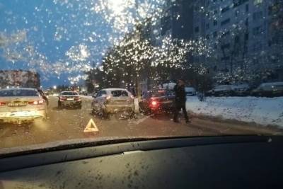 Три автомобиля не смогли разъехаться у «Империала» в Пскове