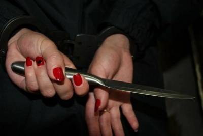 Жительница Кузбасса ударила ножом мужа и его любовницу во время секса