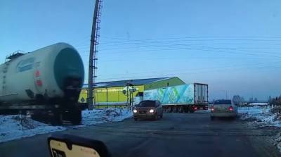 Грузовой вагон отцепился от поезда и пронесся через российский город (Видео)