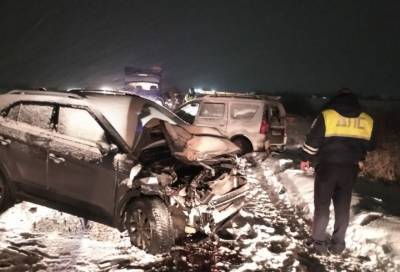 В лобовом ДТП на трассе М-10 в Ленобласти погиб пассажир автомобиля Lada Largus